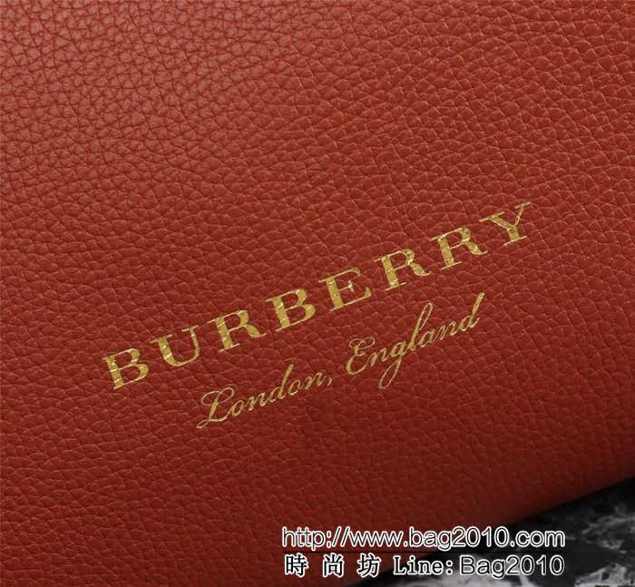 BURBERRY巴寶莉 簡約時尚手拿包 拉鏈口袋飾有 Burberry立體字母 2288  Bhq1050